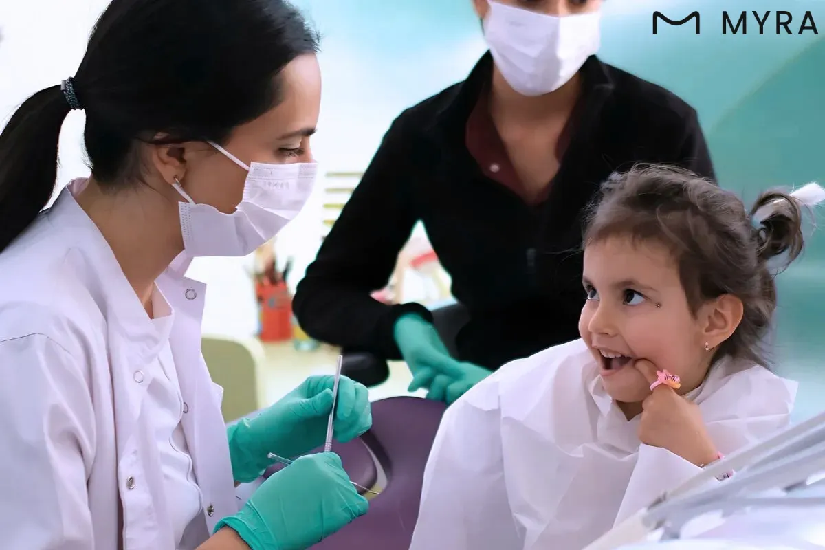 Diş tedavisi öncesinde kliniğe gelen sağlıklı ve gülümseyen çocuk hasta