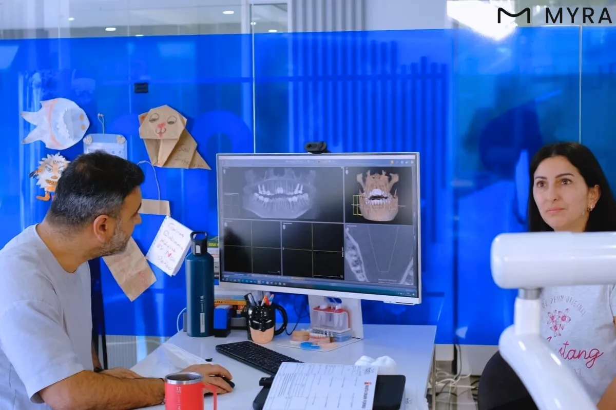 Radyografiler eşliğinde implant ve kemik grefti planlaması yapan diş hekimi