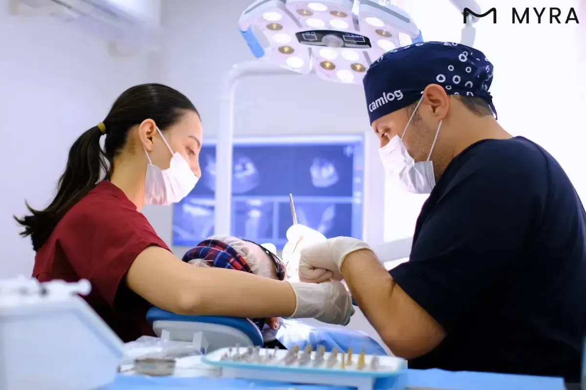 Diş eti cerrahisi sırasında hekim ve hastanın işlem anı