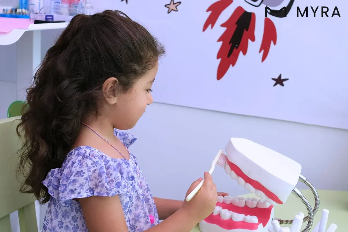  Eğitim maketi üzerinde diş fırçalama pratiği yapan çocuk