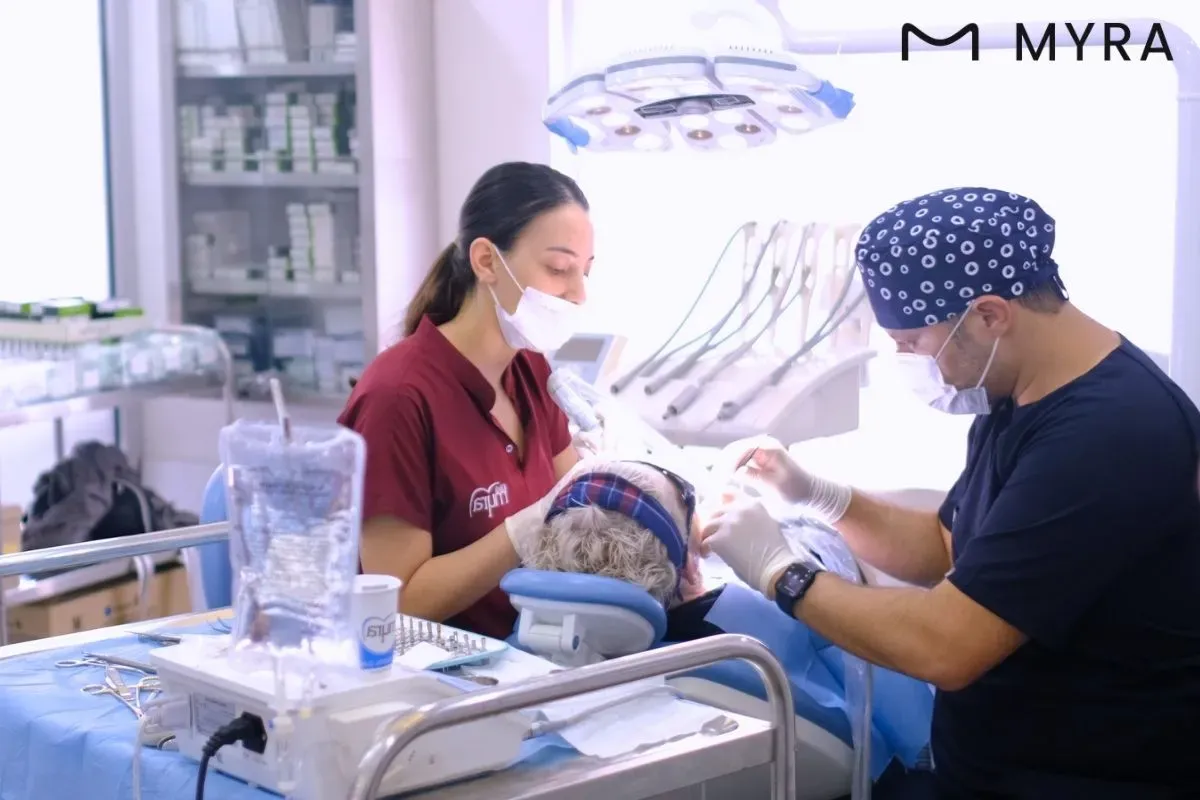 Klinik ortamda gömülü diş çekimi operasyonu gerçekleştiren hekimler