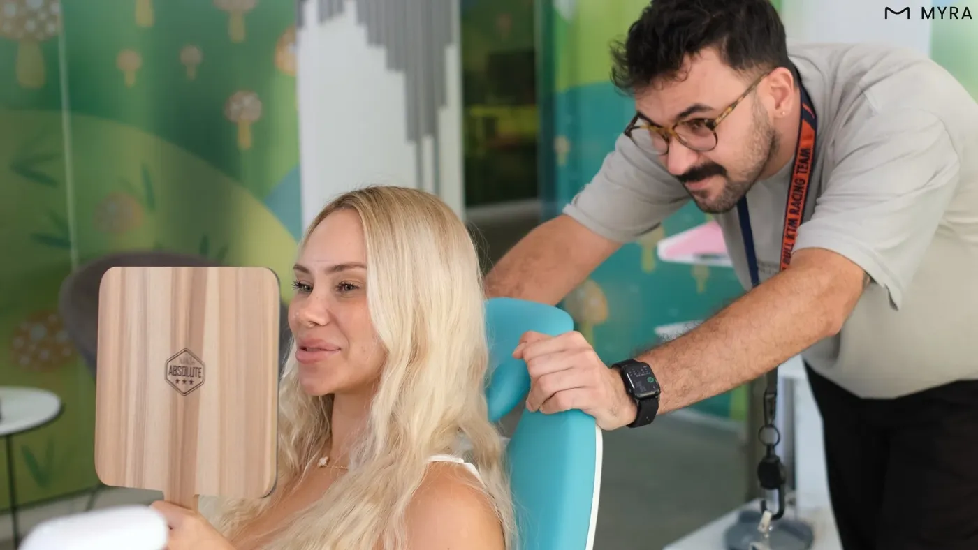 Antalya Myra Dental kliniğinde sağlıklı nefes için ağız kokusu tedavisi gören mutlu hasta