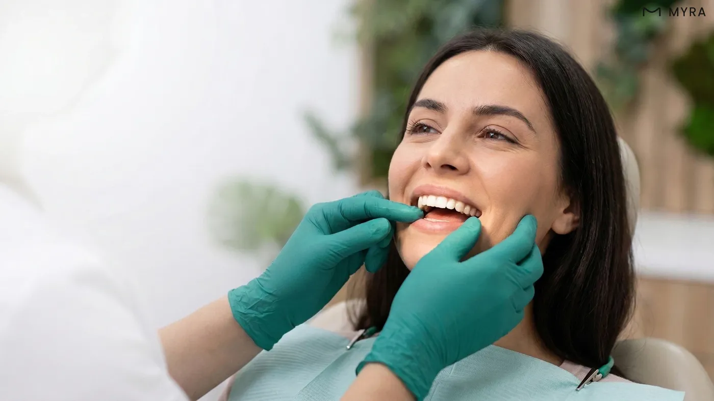 Antalya Myra Dental kliniğinde diş hekimi tarafından yapılan ağız muayenesi