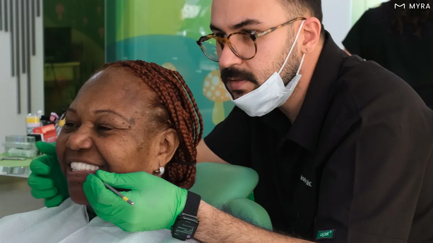 Antalya Myra Dental kliniğinde diyabet hastasına implant tedavisi planlayan diş hekimi