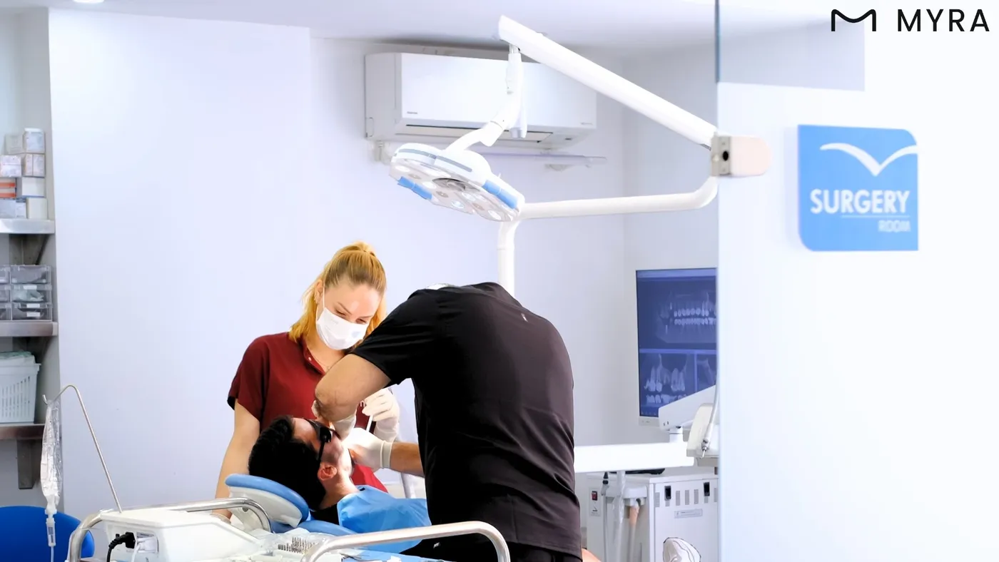 Diş eti altında iltihaplanmış gömülü 20’lik dişin çekim öncesi görüntüsü