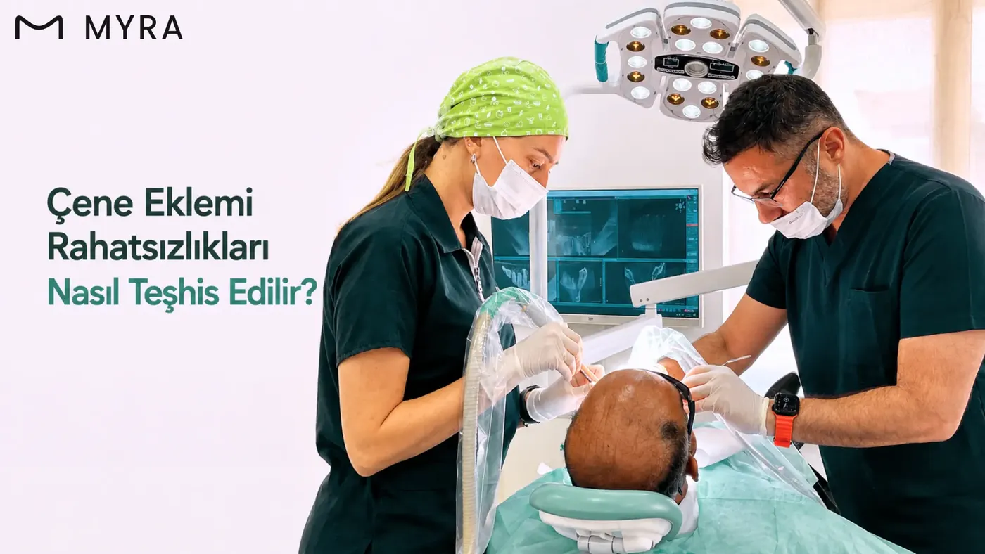Diş hekiminin çene eklemini ve çene hareketlerini muayene ettiği hasta