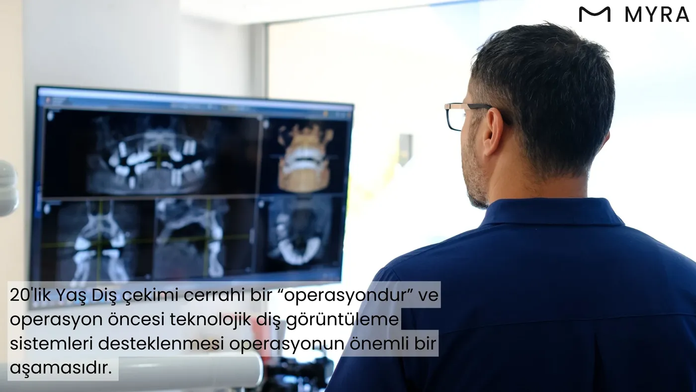 Bilgisayar ekranında diş çekimi planlaması yapan diş hekimi ve hastası
