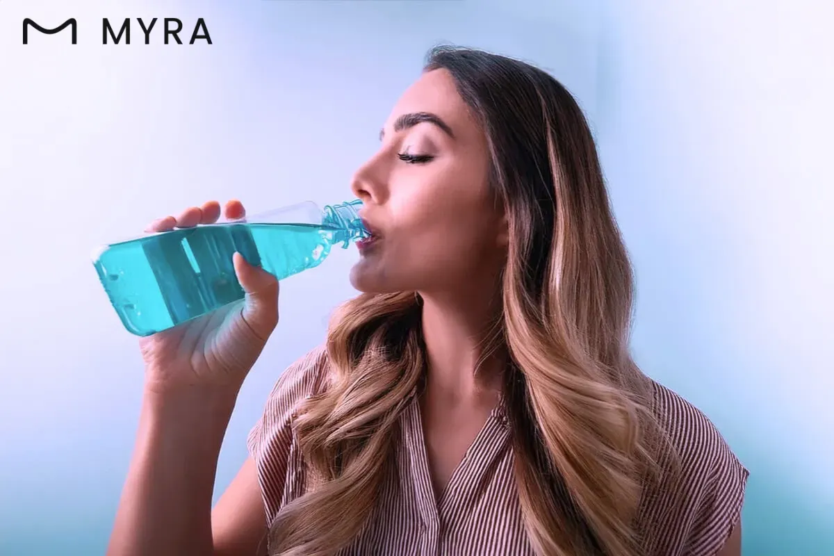 Diş eti sağlığı için antiseptik gargara kullanan kadın