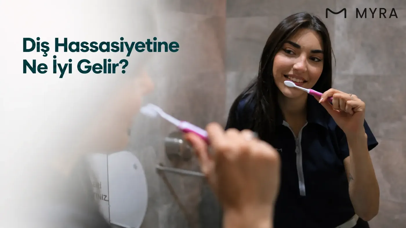 Hassas dişler için yumuşak diş fırçası ve hassasiyet giderici diş macunu kullanan kişi