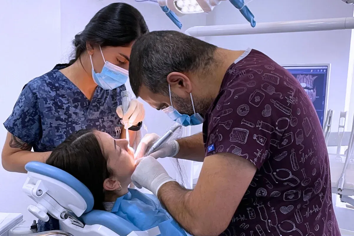 Diş tedavisi sırasında hastaya genel anestezi uygulayan ekip