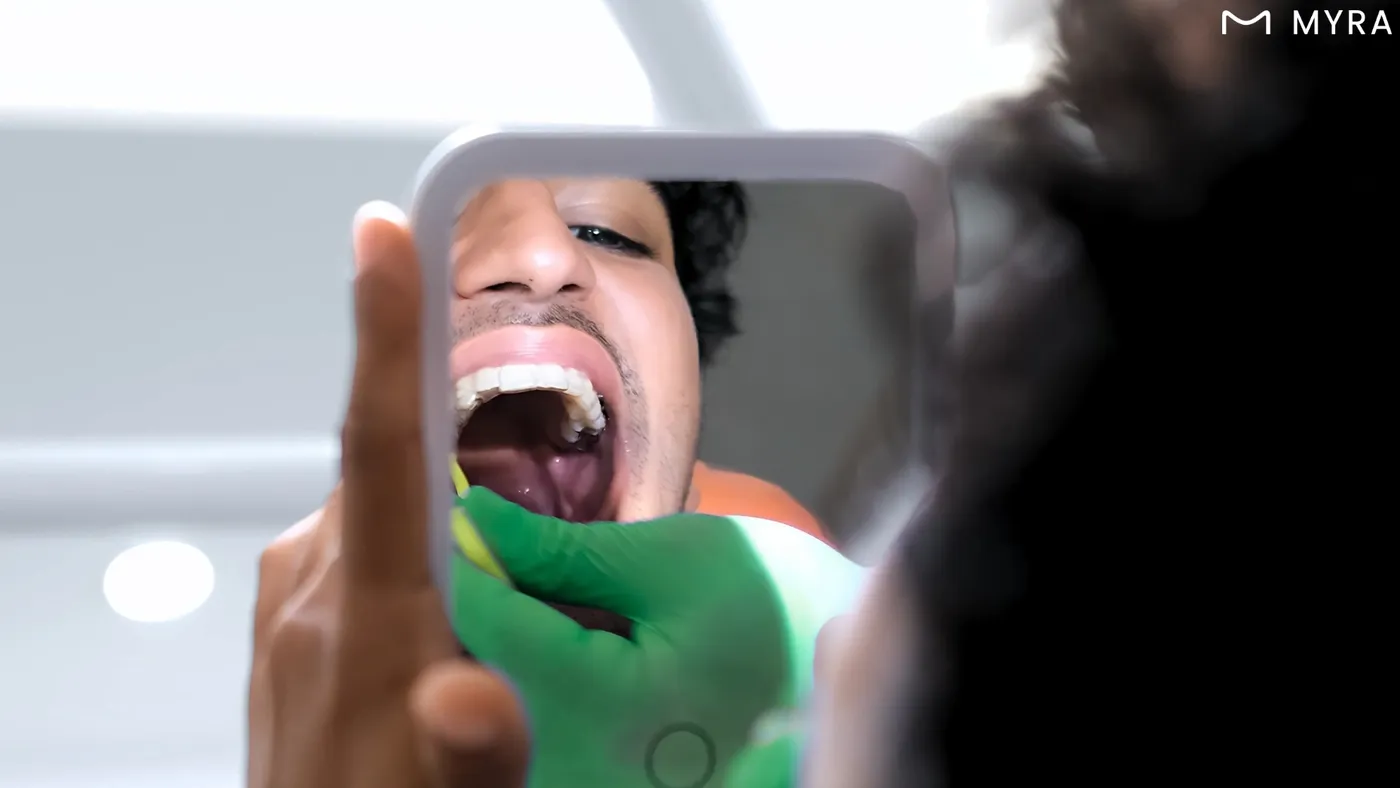Şeffaf Invisalign plağının hastaya uygulanış anı, profesyonel klinik ortamda
