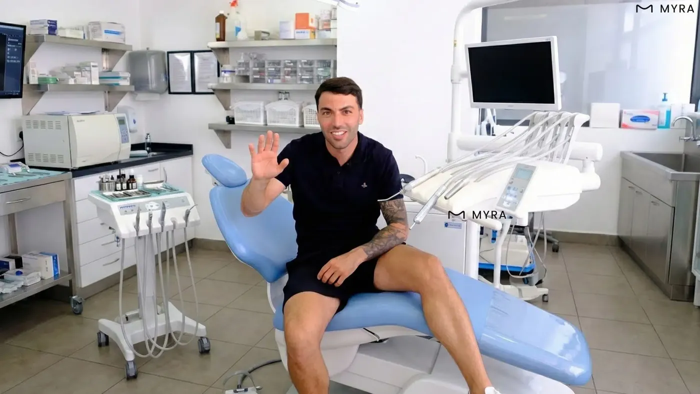 Antalya Myra Dental kliniğinde navigasyonlu implant tedavisi için dijital planlama yapılan modern diş hekimi ve hasta görüntüsü