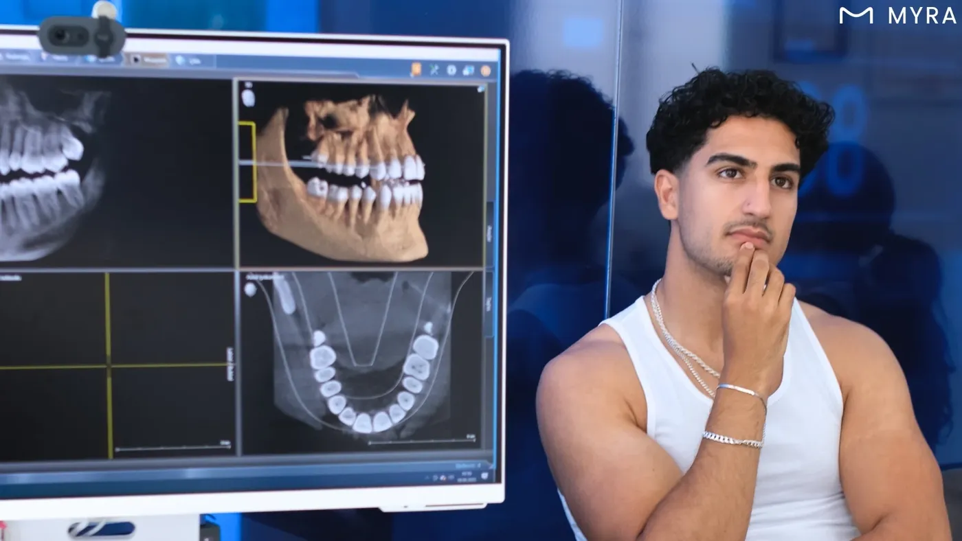 Dijital gülüş tasarım ekranını inceleyen hasta ve ortodontist