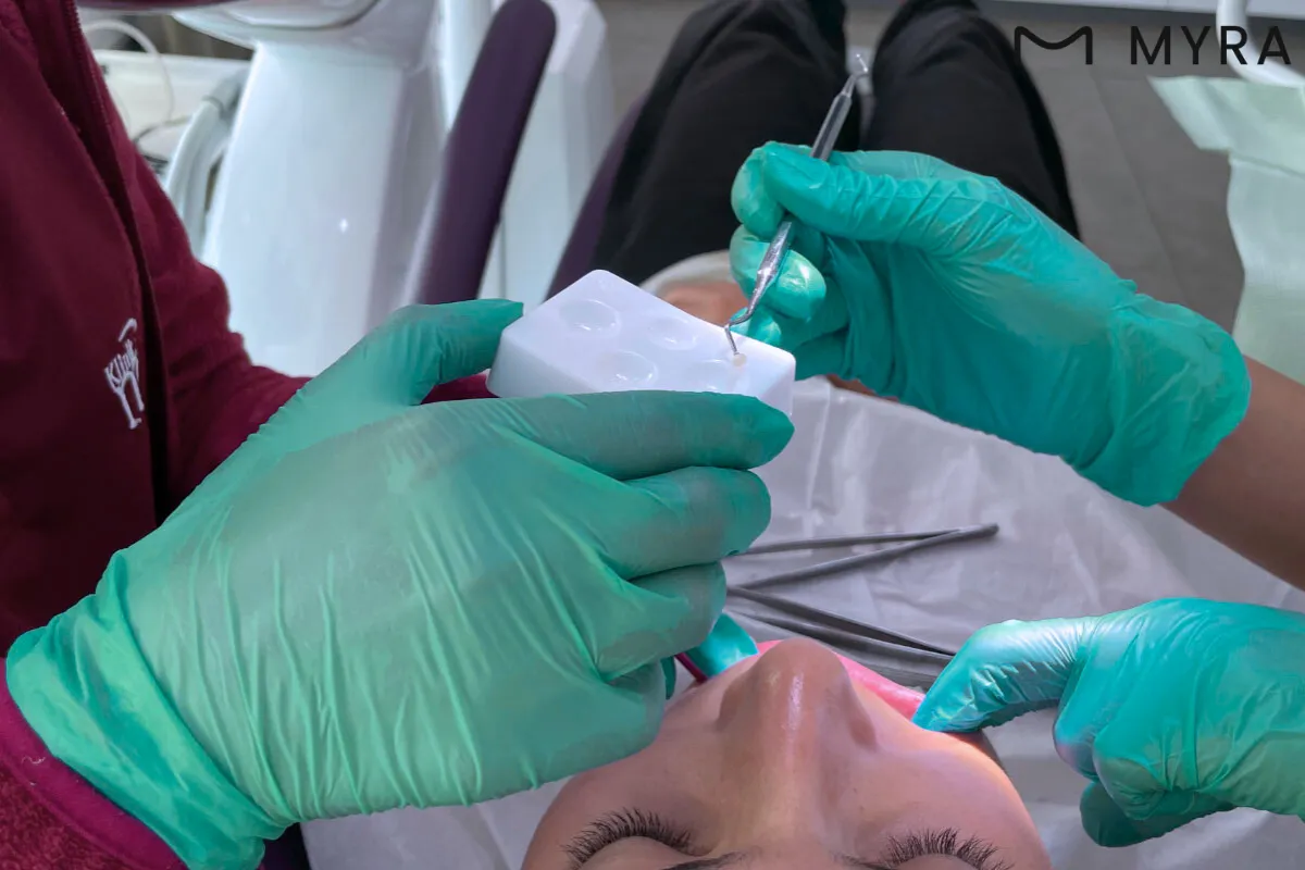 Çocuklarda süt dişi çürüklerini tedavi etmek için yapılan dolgu uygulamasında, diş hekimi çürük bölgesini temizler ve uygun dolgu malzemesi ile dişi doldurur.